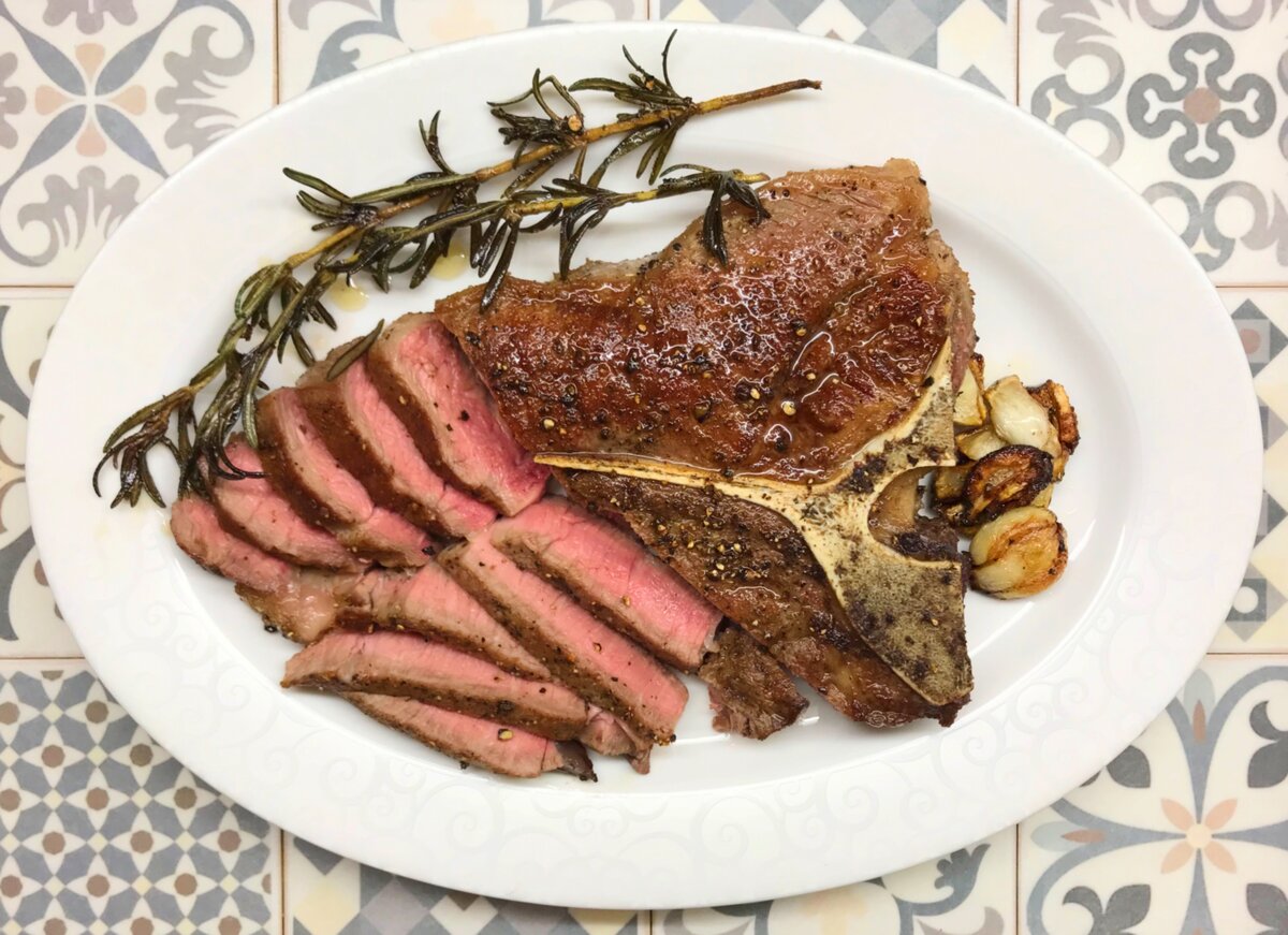 T bone. Стейк тибон. Ти Боун стейк. Флоринтийский стейк тибон. Тибон блюдо.