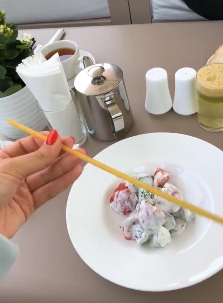 Макаронина вместо трубочки в ресторане