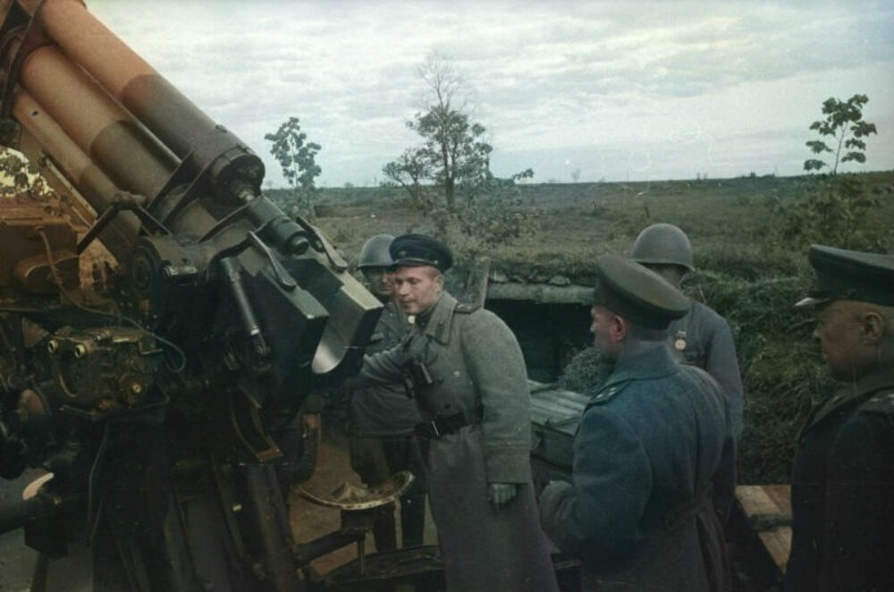 Военнослужащие у зенитного орудия. Автор: Георгий Петрусов. 1943-1945 гг. 
