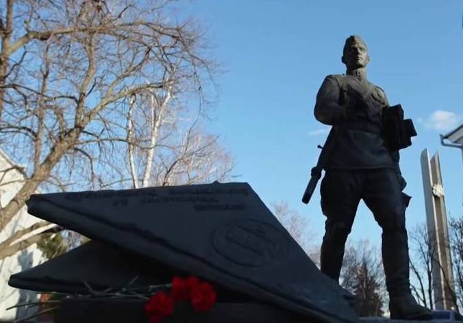 Памятник полевому почтальону