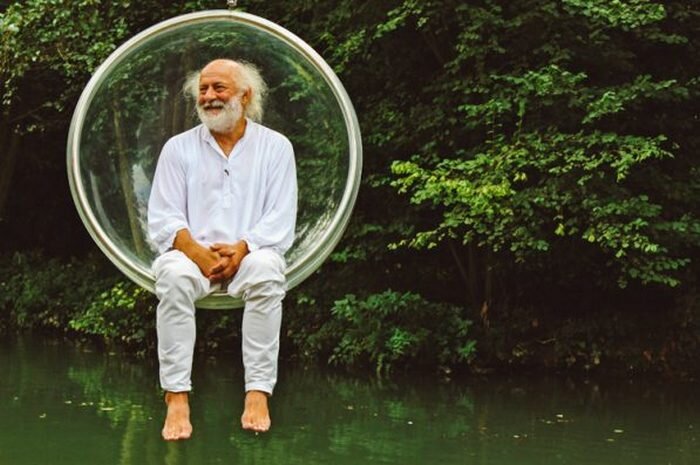  
Вячеслав Полунин на пикнике на Жёлтой мельнице.
Желтая Мельница, как и Красная (Мулен Руж), расположена во Франции, но не стоит путать ее со знаменитым кабаре: это парк, в котором его владелец – Слава Полунин – создал неповторимую творческую лабораторию, усадьбу, живущую по законам искусства. 
