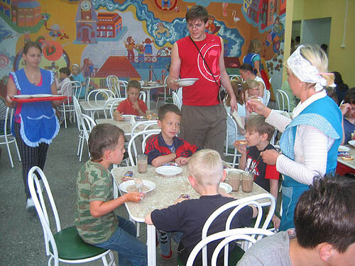 Завтрак в лагерной столовой. Фото : masscom-spb-chess.narod.ru