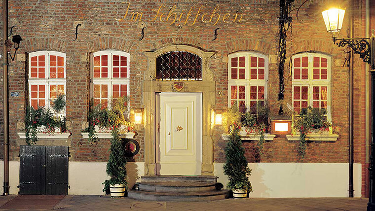 Фасад ресторана погружает в глубину романтичных веков.