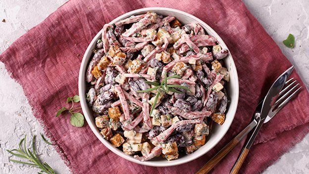 Салат с копченой колбасой, фасолью и сухариками - рецепт