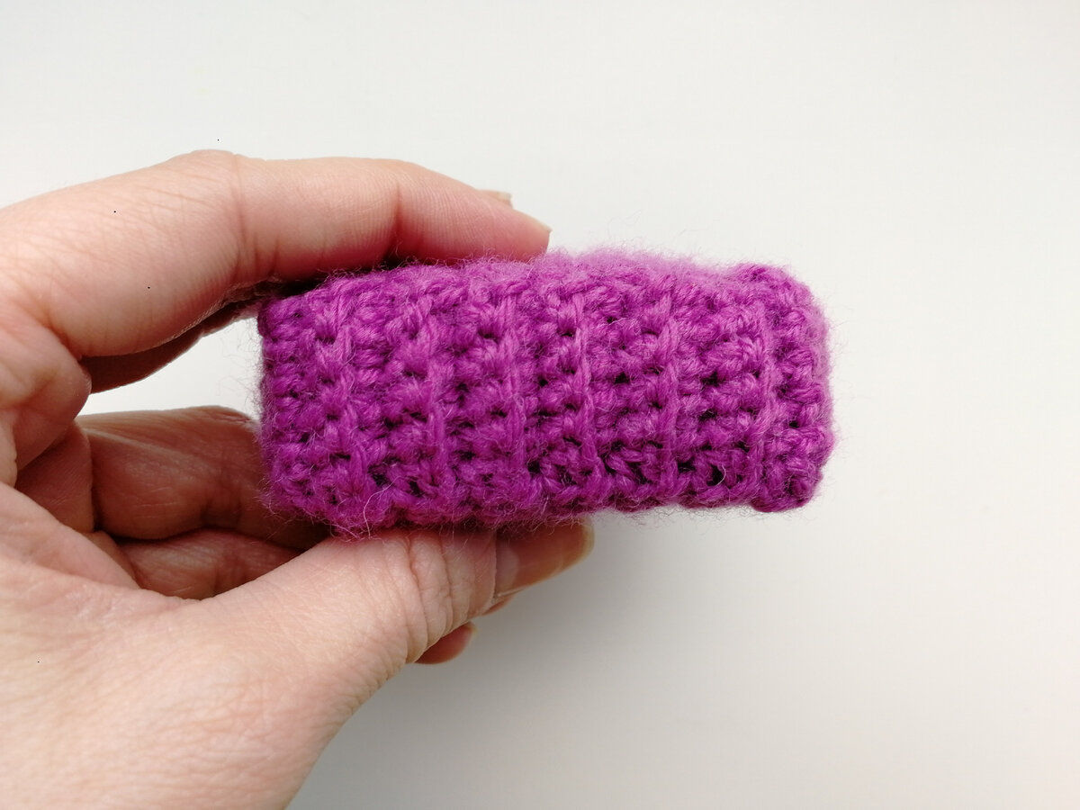 Такой вот он небольшой, как раз для Барби. Для кукол побольше можно взять пряжу плотнее, соответственно, и крючок будет не 2, а скажем 4 или 5.