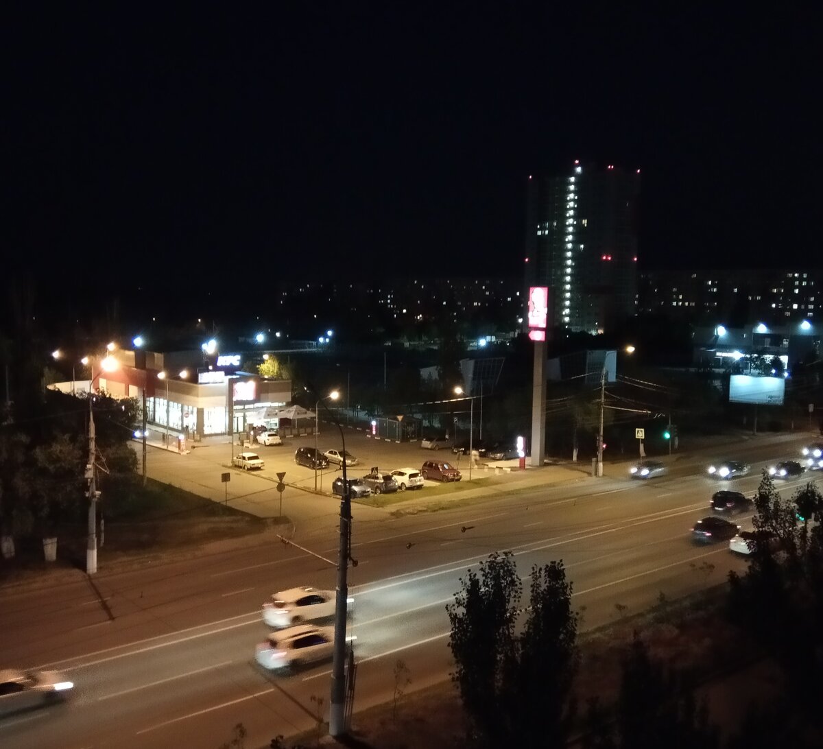 Ночью машин тоже хватает