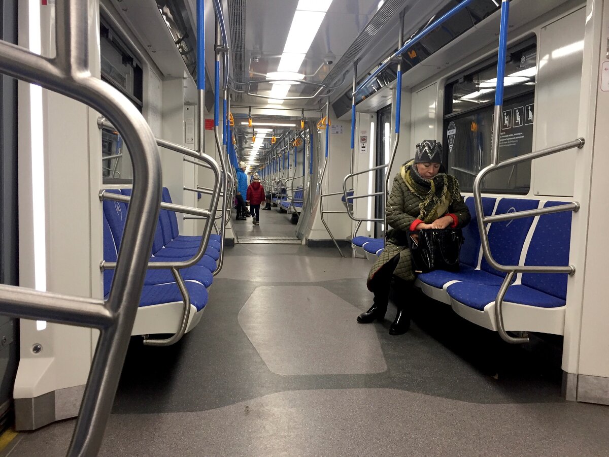 Логичная рассадка и очень много свободного места.