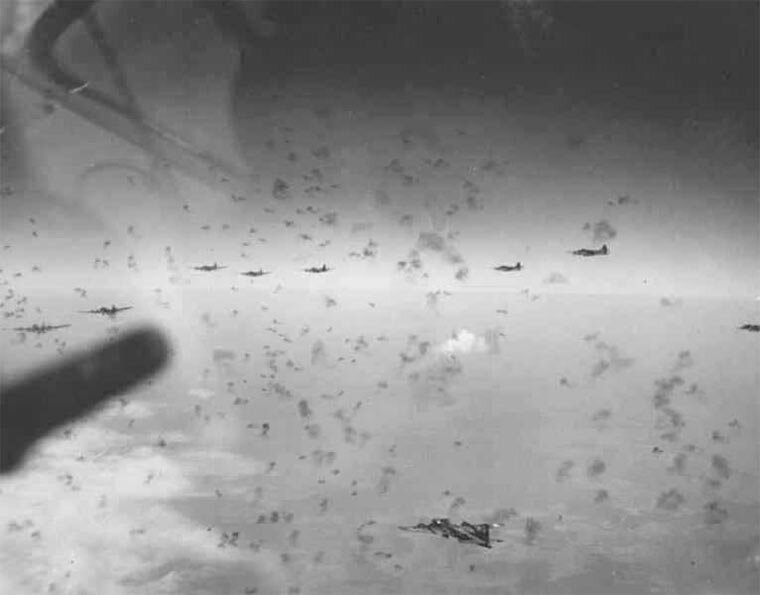 B-17 летят через плотный зенитный огонь.