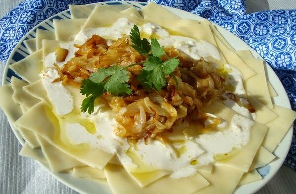 Армянское блюдо «Гора Арарат» из теста с кефирно-чесночным соусом