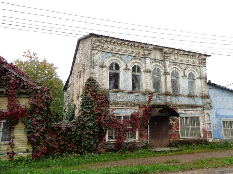 Погорелое Городище по виду оправдывает свое название, но и здесь есть симпатичные уголки.
