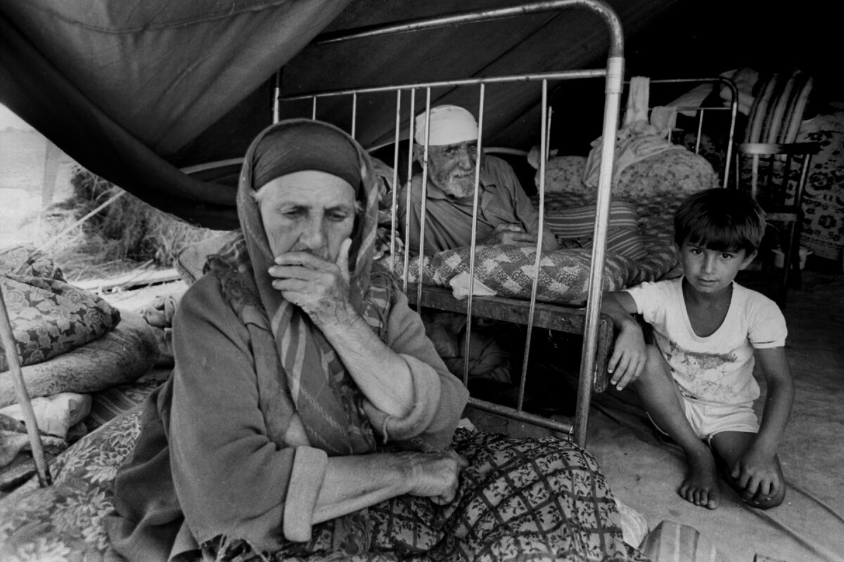 фото взято из открытых источников. На фотографии изображены ЛЮДИ, не зависимо от их национальной принадлежности. Уверен, что у противоборствующей стороны есть похожие снимки.