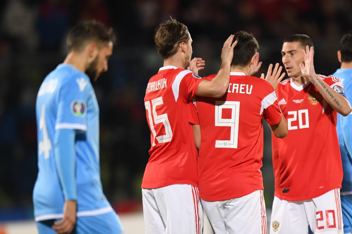 Сборная России празднует победу над Сан-Марино