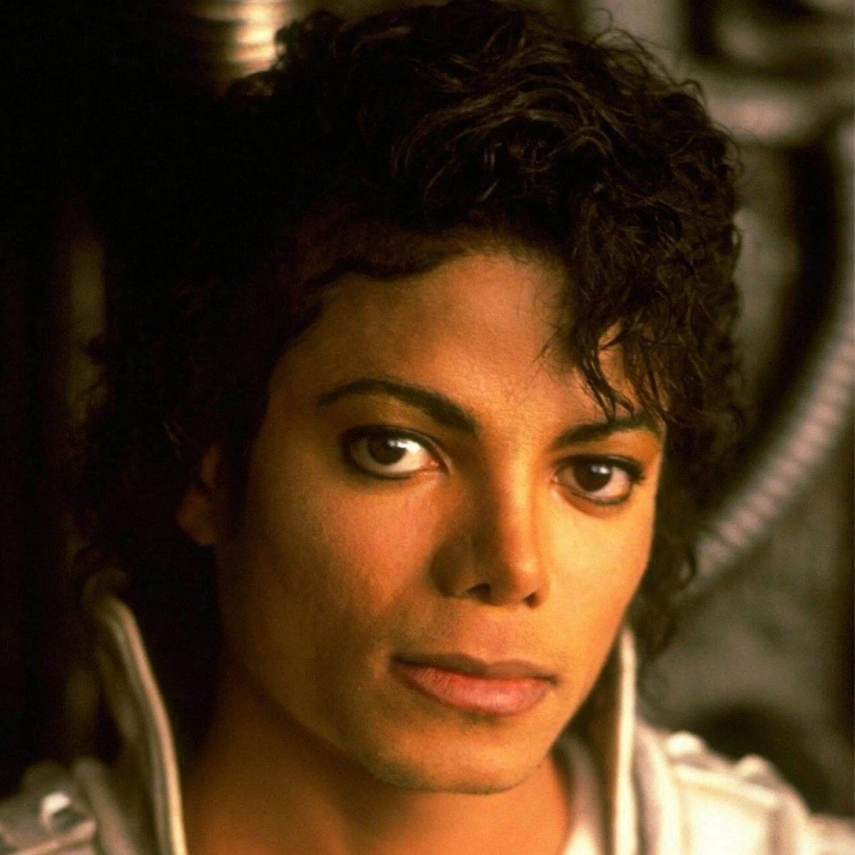 Майкл Джексон родился 29 августа 1958 года. Он был восьмым из десяти детей, рожденных Джозефом Уолтером” Джо " Джексоном и Кэтрин Эстер Скруз.