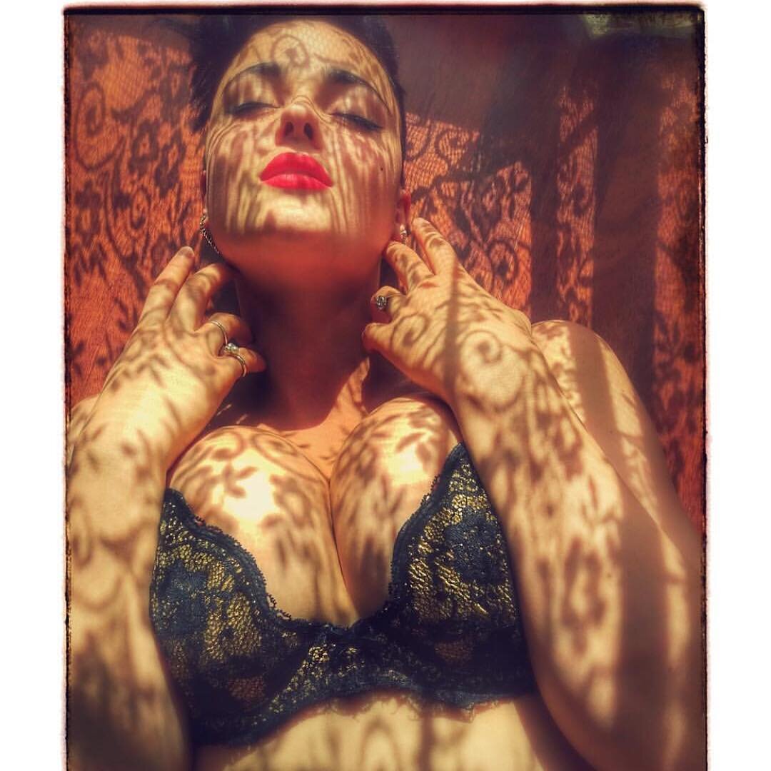 В основном Стефания работает с нижним бельем, которое еще больше подчеркивает красоту и совершенство ее форм. 