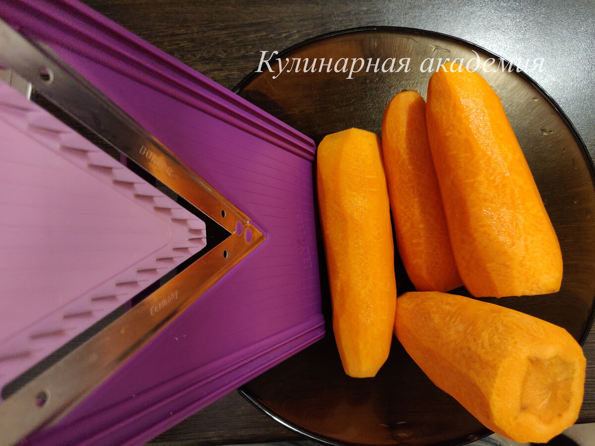 Морковь трем на специальной терке.