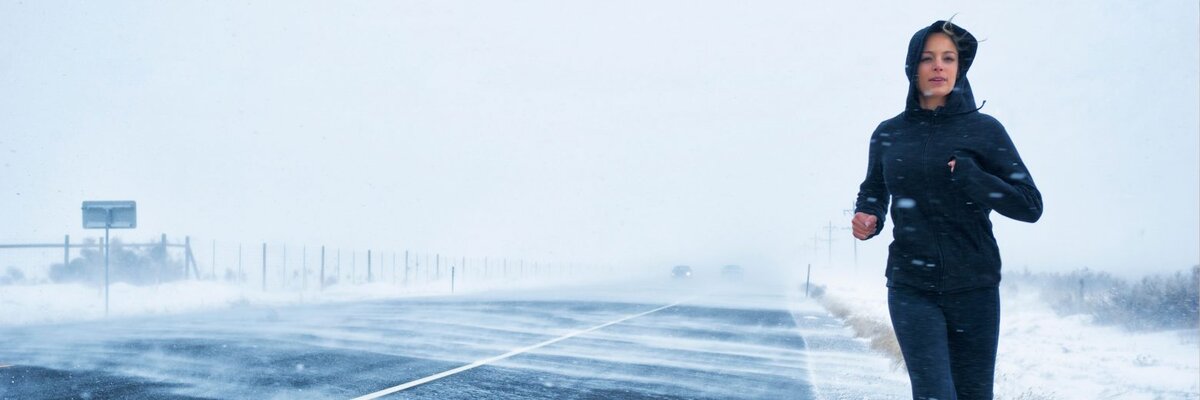 Наступление холодной зимы может стать причиной стресса у людей, которых беспокоит влияние холода на слух. Ниже представлена полезная информация о причинах звона в ушах в холодную погоду и о существующих средствах, позволяющих снизить выраженность этих симптомов.