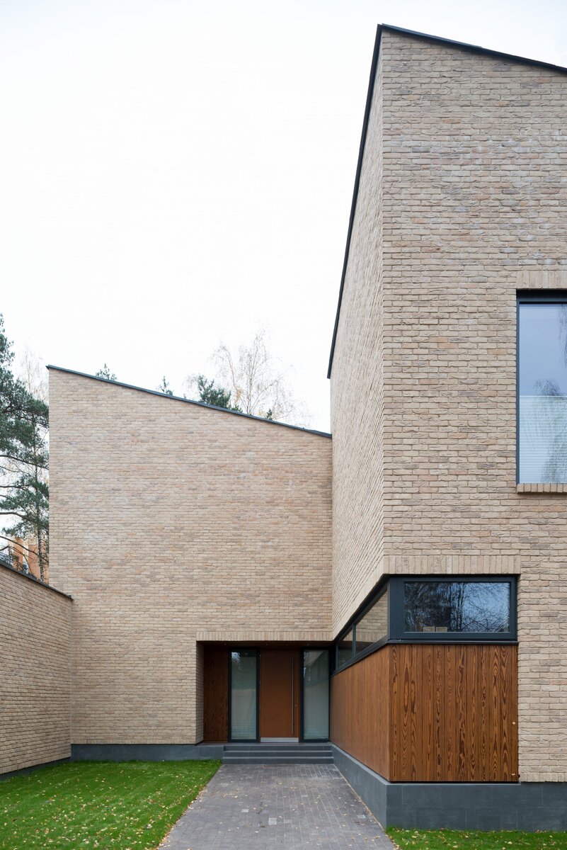 Фото входа в дом с участка