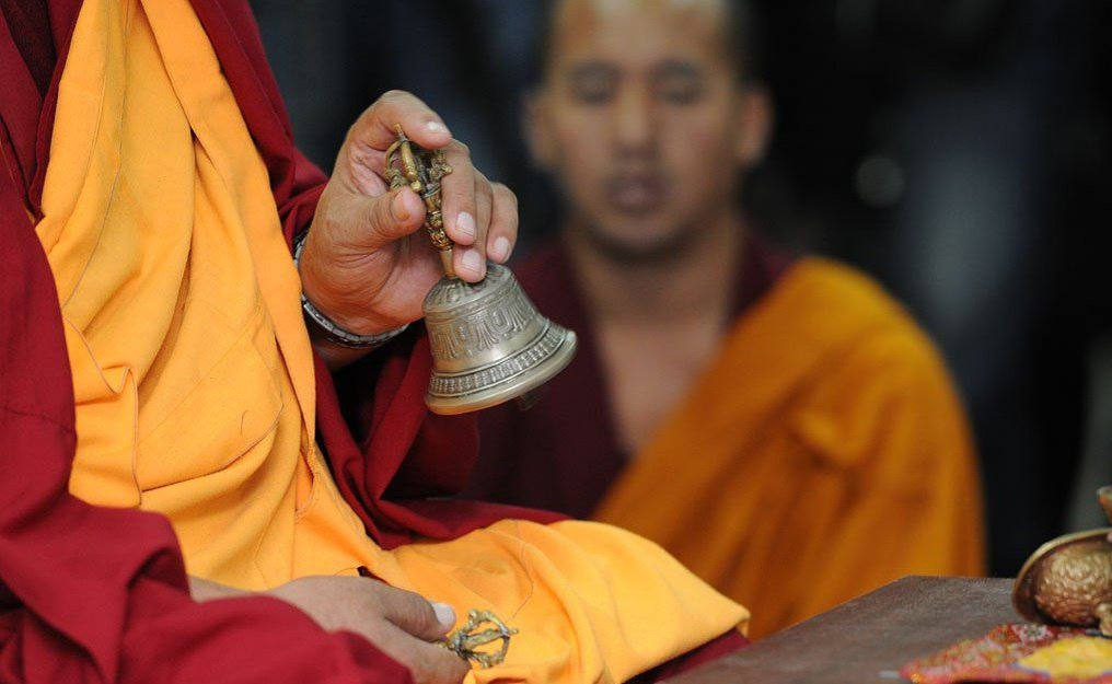Буддийский монах. Учителя буддизма. Тибетские монахи. Руки буддиста.