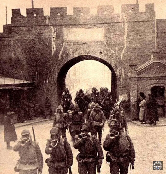 Японские войска входят в Цицикар, город на северо-востоке Китая.