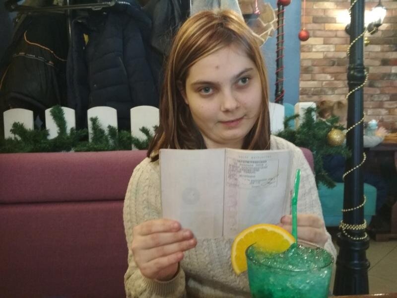 Настя Малышенко показывает паспорт: о Коврове ни слова. Фото: Алексей Котмышев