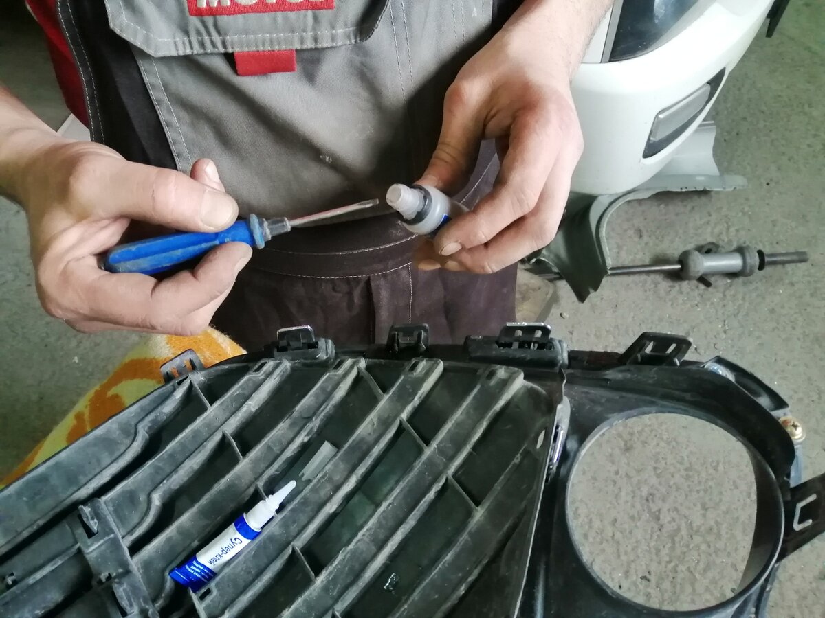 Как правильно скеилить ушки на бампере или на фарах так, чтобы держались крепче чем спаянные, лайфхак