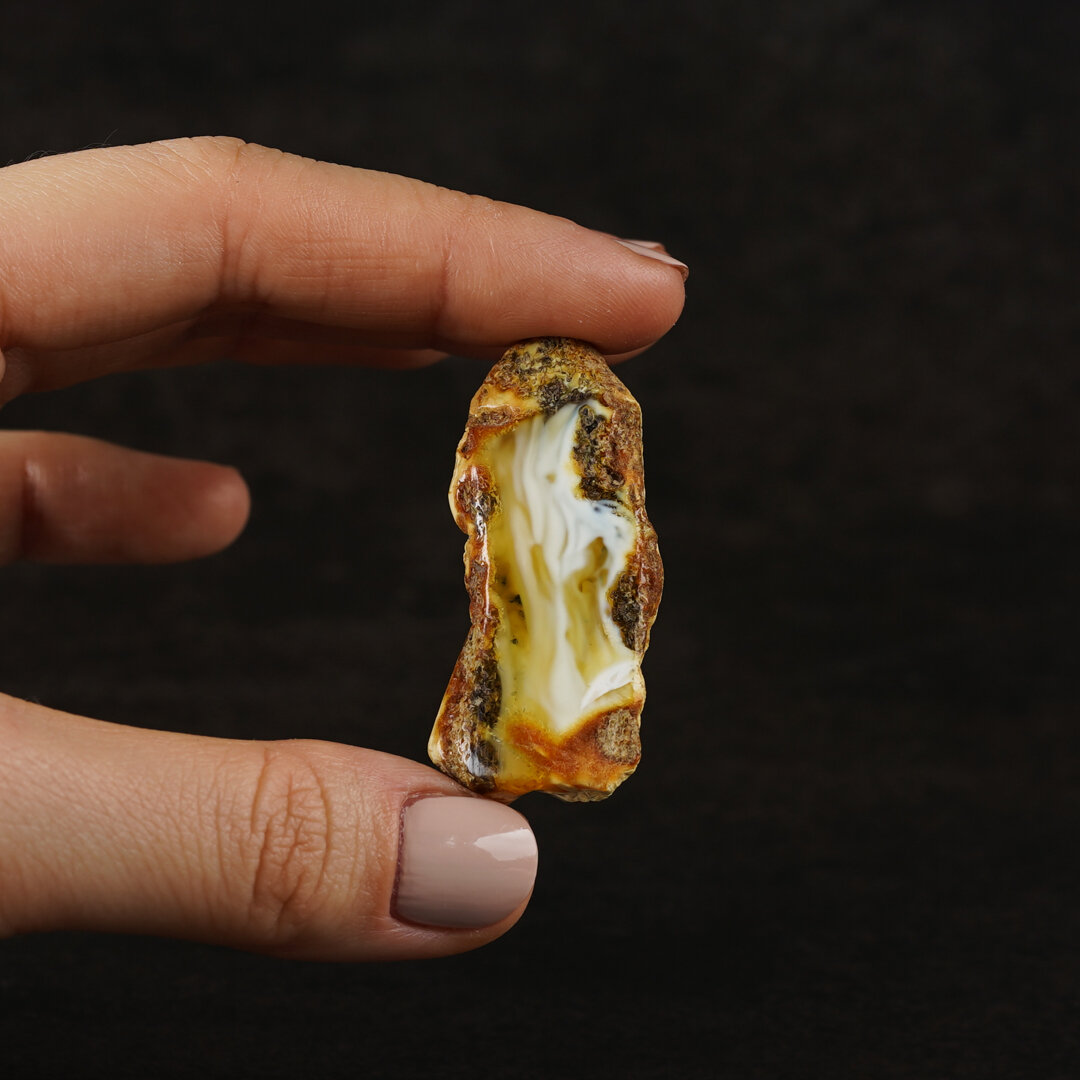 Янтарный самородок редчайшего цвета