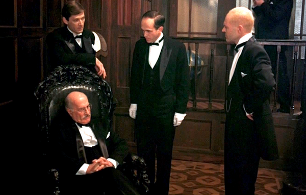 Судья Лоуренс Уоргрейв (сидит), Энтони Марстон, дворецкий Роджерс и Уильям Генри Блор