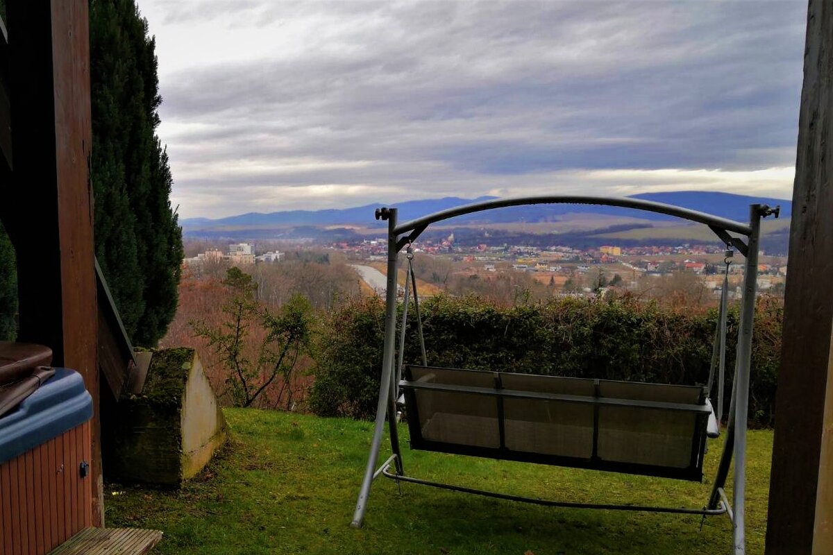 У велнес зоны есть дворик с качелями, бассейном, лежаками и прекрасными видами