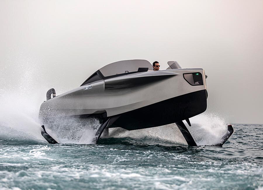 BMW представила «Икону» — 13-метровый электрический катер на подводных крыльях