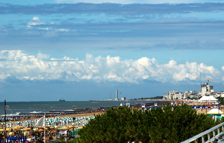 Вид на море с набережной Софи Лорен