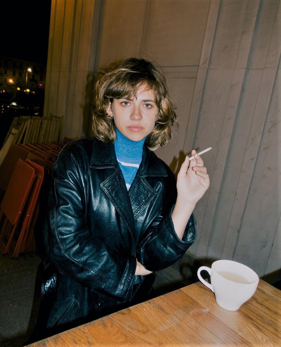 Девушка с сигаретой 90е