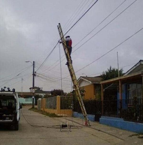 Работа на ВЛ с лестницы (источник: yandex.ru)