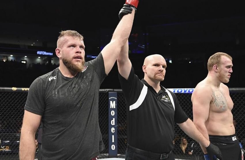  Несколько минут назад в Норфолке (штат Вирджиния) состоялся один из поединков предварительного карда турнира UFC Fight Night 169, в котором октагон разделили два представителя тяжелой весовой категории - бывший чемпион украинской лиги WWFC Сергей Спивак и польский боец Марчин Тыбура.