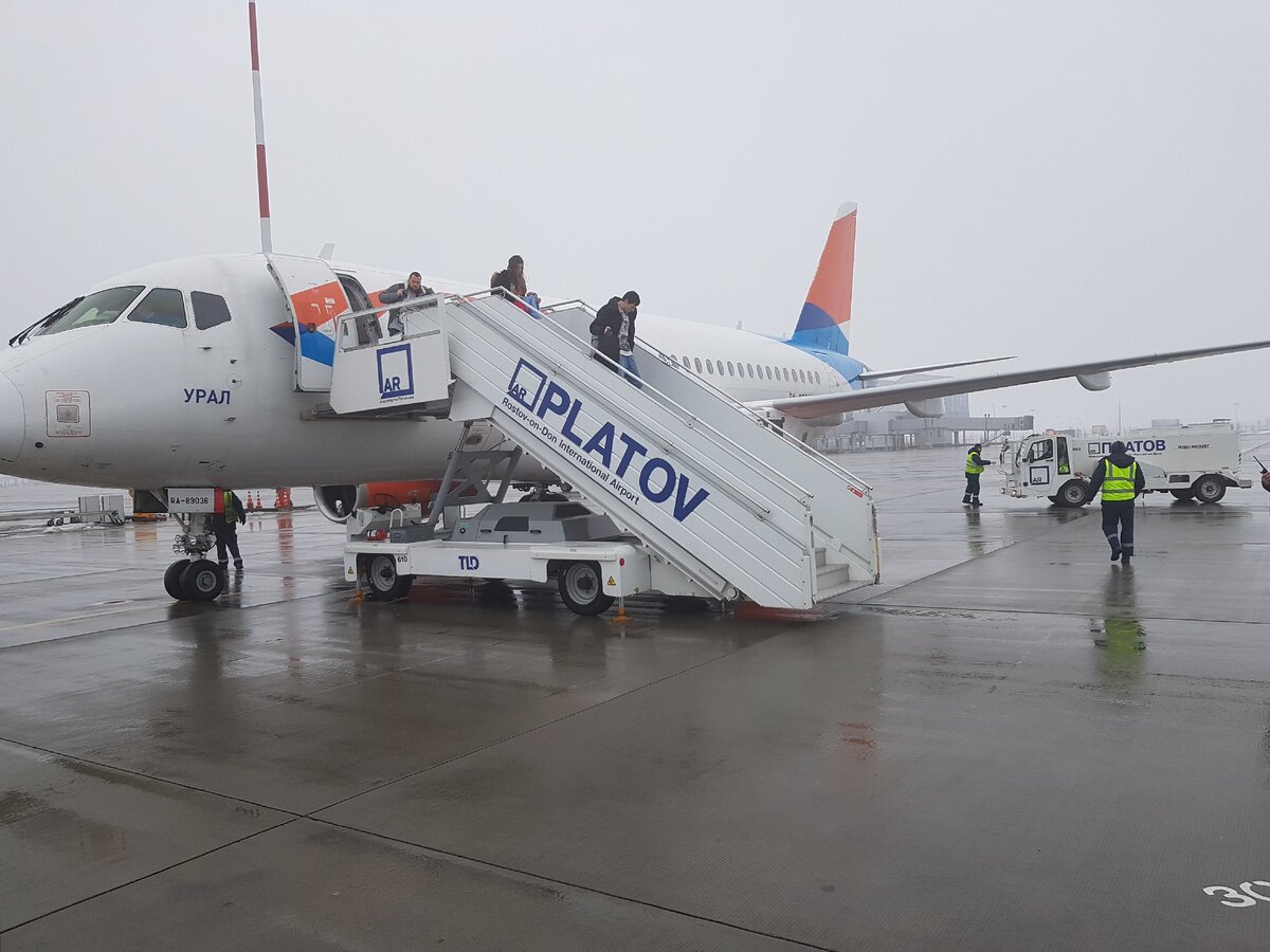 Единственное чистое и красивое место - это местный аэропорт Платов