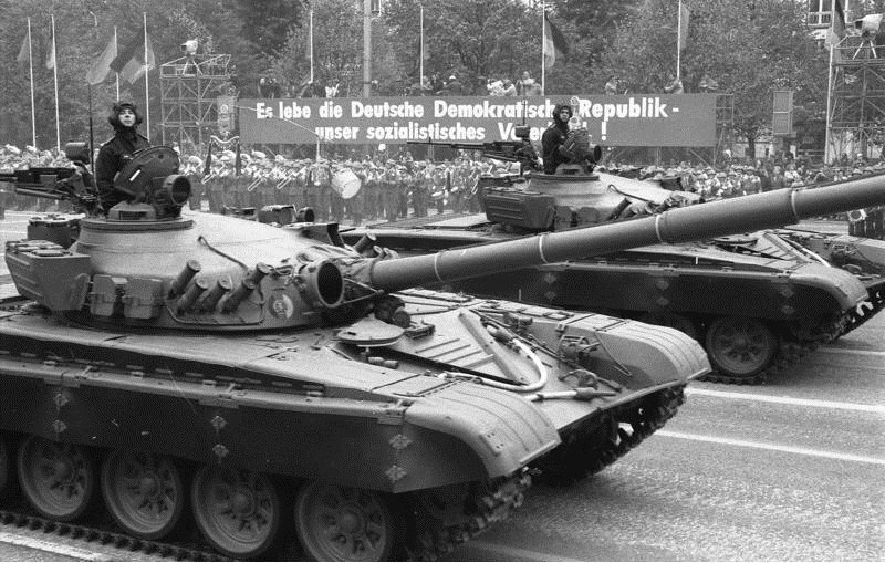 Т-72М на параде ННА ГДР, осень 1988 года "Оголенный" Т-72 без брони в танковом музее в Сомюре