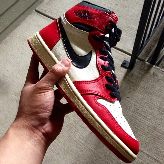 "Nike Air Jordan 1"