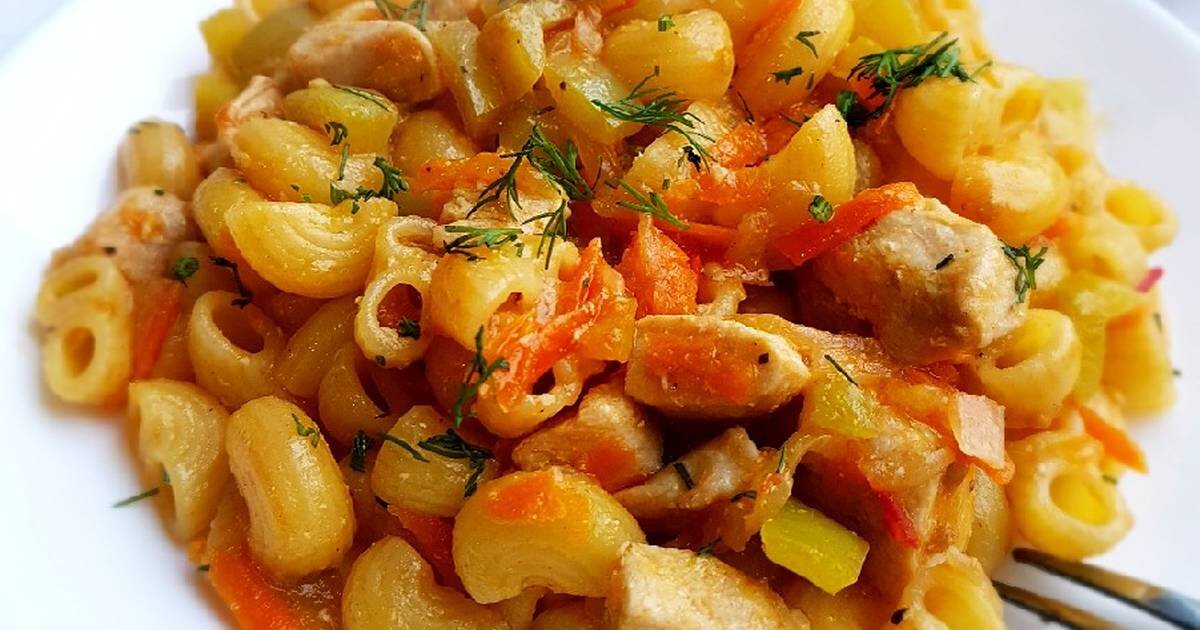 Курица с луком морковью и макаронами. Спагетти с морковью. Макароны с овощами. Курица с луком морковью и макаронами. Макароны по флотски с курицей.