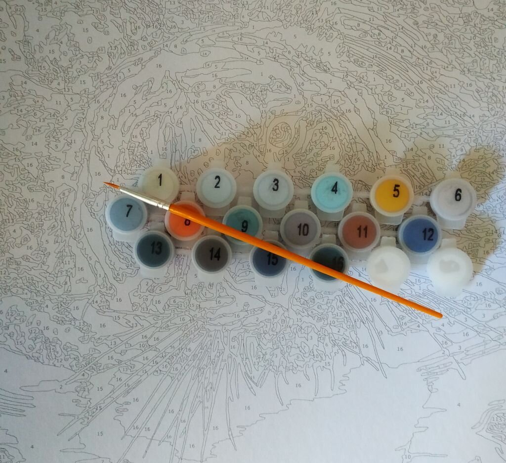 Акриловый лак - это 2 последних баночке на 3-ей плашке. Кисточка тонкая, но я купила еще дополнительные кисти.