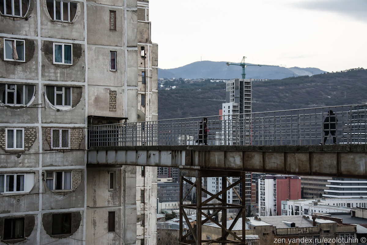 Зачем в Грузии построили мосты между советскими панельными домами |  EZOLOTUHIN | Дзен