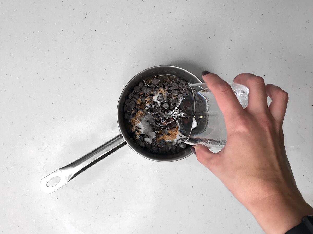 Шоколад и сахар заливаем водой