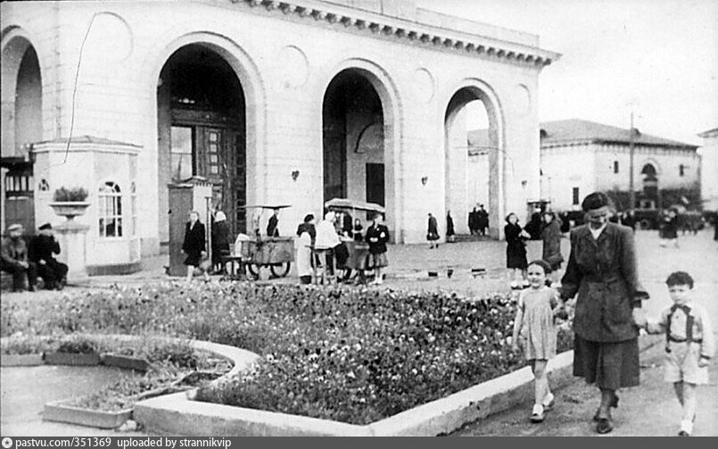 У павильона станции метро Парк культуры, 1950 г. Автор А.Столяренко. Источник: диафильм для детей "Метро".