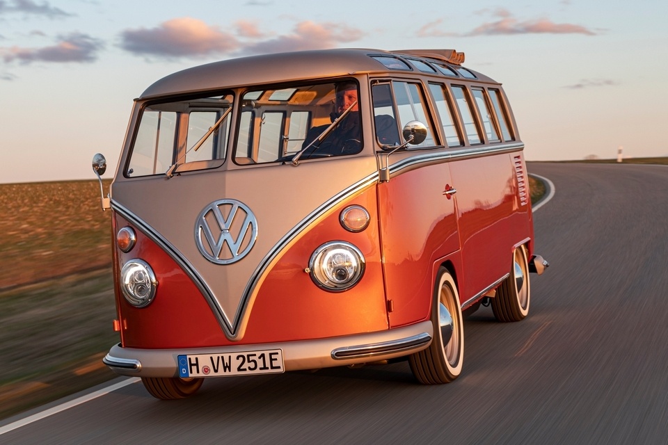 Volkswagen e-BULLI: вот полностью электрический микроавтобус вашей современной мечты хиппи 25 марта 2020 года  Да, Volkswagen не стеснялся своих планов в конечном итоге построить современную версию EV