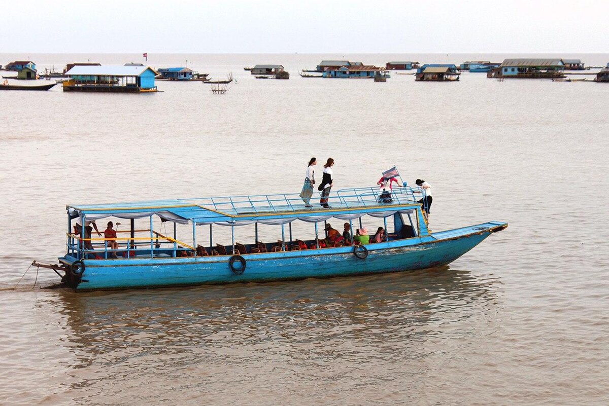 Туристы толпами плывут смотреть "другие жизни". Или вот так, почти индивидуально. 