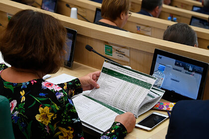 Подсчитаны финансовые потери россиян из-за нового налога на проценты по депозитам и купонный доход по облигациям. По оценке Forbes, таким образом федеральный бюджет получит 113 миллиардов рублей.
Накануне президент России Владимир Путин в экстренном обращении к нации представил план поддержки россиян и экономики страны в условиях коронавируса. Среди предложенных мер оказалось распространение 13-процентного подоходного налога на доходы по вкладам и инвестициям в облигации, если суммарный объем вложений свыше 1 миллиона рублей.
МАТЕРИАЛЫ ПО ТЕМЕ
18:06 — 25 марта

Путин представил план борьбы с коронавирусом
Выплаты по кредитам отсрочат, а доходы по банковским вкладам обложат налогом
Глава государства отметил, что мера затронет только 1 процент вкладчиков. Однако, если оценивать ее с точки зрения банковской системы, она затронет больше половины всех вкладов, пишет издание. Так, по информации «Агентства по страхованию вкладов», на начало 2020 года на депозиты от 1 миллиона рублей приходилось 55 процентов совокупного объема вкладов россиян.
По состоянию на начало 2020 года граждане России держали на депозитах в банках 30,55 триллиона рублей. Таким образом, общий объем крупных вкладов, доходы с которых теперь облагаются 13-процентным подоходным налогом, составил около 16,8 триллиона рублей.
По старым правилам проценты по банковским депозитам облагаются налогом в случае, когда ставка по ним превышает ключевую на 5 процентных пунктов и больше. На последнем заседании по ключевой ставке в марте ЦБ сохранило ее на уровне 6 процентов. Те же правила распространяются на купонный доход по корпоративным российским облигациям, выпущенным после 1 января 2017 года. Ставка для купонного дохода по облигациям федерального займа (ОФЗ) нулевая.
Среди других стимулирующих мер, которые накануне предложил глава государства, оказались каникулы как по потребительским, так и по ипотечным кредитам для россиян. Мера коснется тех жителей страны, которые попали в сложную жизненную ситуацию и чей доход из-за коронавируса сократился на 30 процентов и более. Кроме того, глава государства поручил повысить пособие по безработице, изменить правила расчета больничных, продлить социальные льготы россиянам, произвести дополнительные выплаты семьям, которые имеют право на маткапитал, и осуществить выплаты ветеранам и Героям труда в апреле, а не мае.