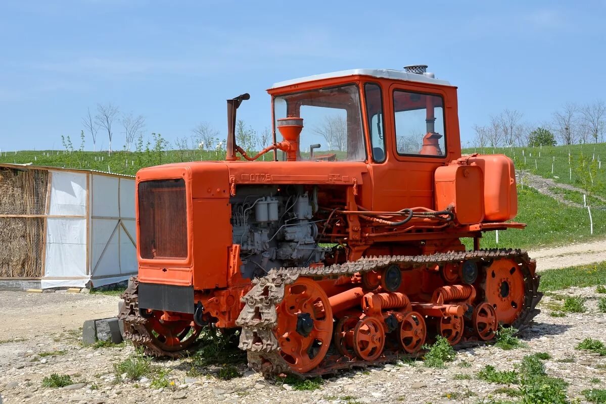 ДТ-75 трактор