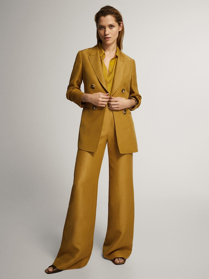 ПИДЖАК С ПУГОВИЦАМИ 9,990 РУБ. (было 15,990 РУБ.)  Ref. 6072/672+ ЛЬНЯНЫЕ БРЮКИ ПРЯМОГО КРОЯ 5,490 РУБ (было 8,490 РУБ.)  Ref. 5072/672. Состав: ВИСКОЗА 53%, ЛЁН 47%. Фото с сайта www.massimodutti.com/ru