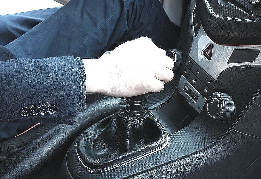 Автоматические движения водителя при управлении автомобилем, фото из открытых источников. 