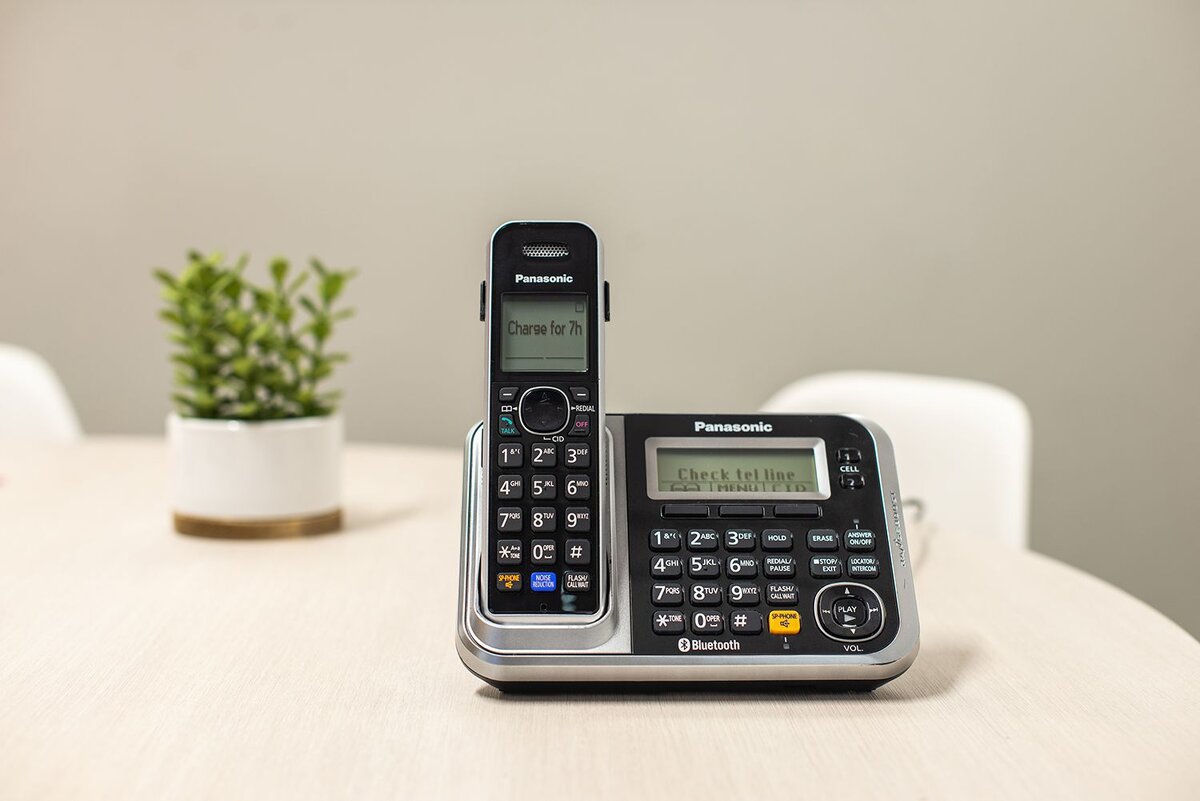 Домашние телефоны ушли в прошлое, но проводная связь до сих пор актуальна в офисе