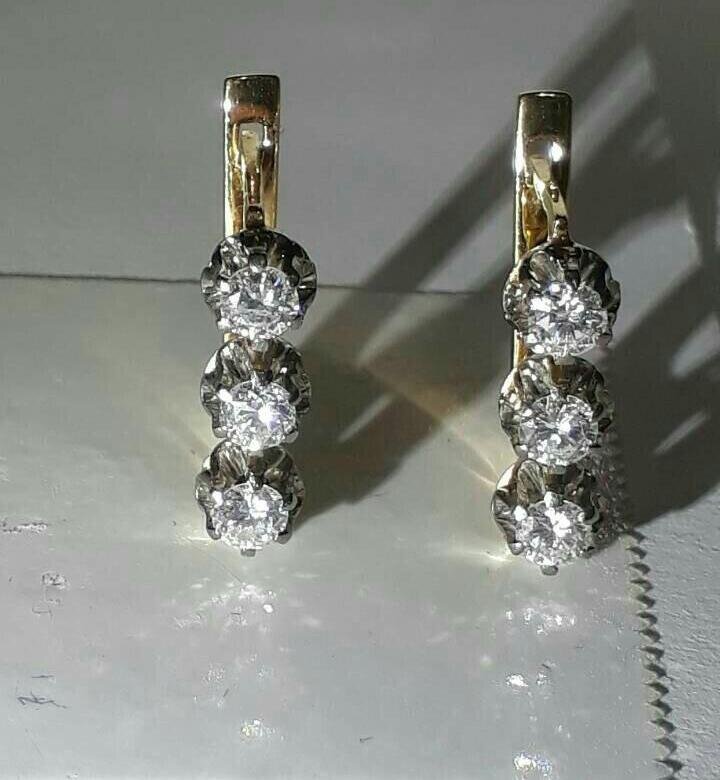 Серьги "светофоры" с бриллиантами  стоили очень дорого (1200 рублей)