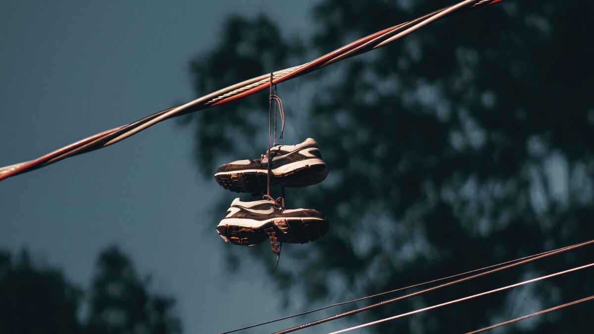  Наверное вы неоднократно видели такую картину когда на проводах висит пара кроссовок, а то и не одна.-2